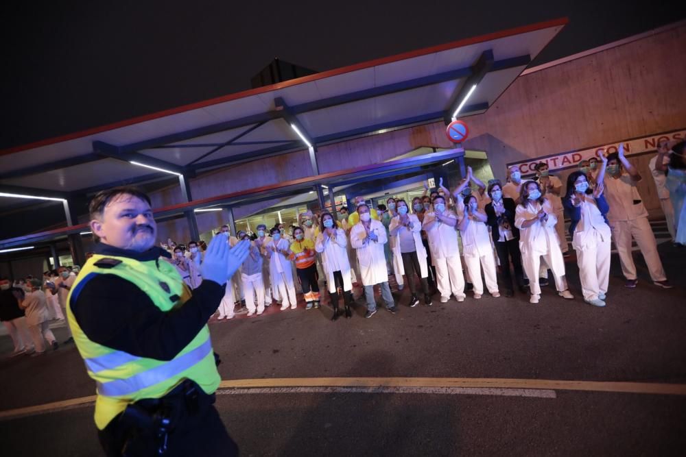 Homenaje de Policía, Guardia Civil y Bomberos al personal sanitario del HUCA