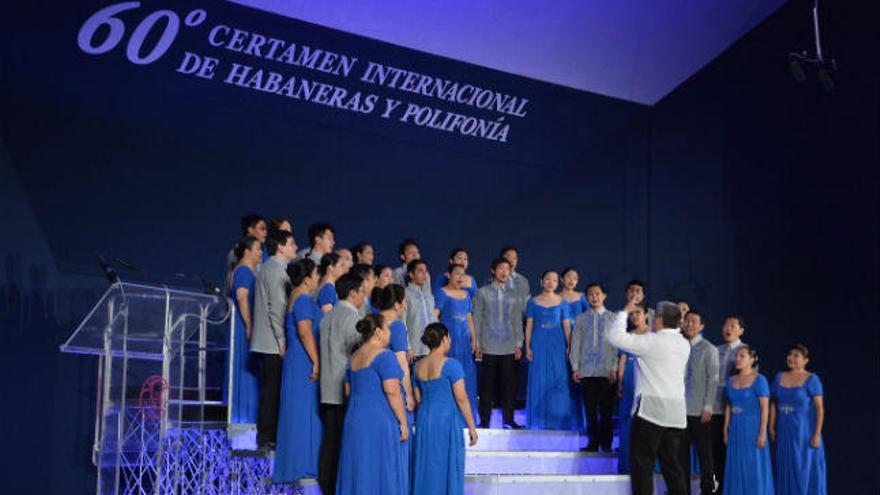 El Ateneo Chambers Singers filipino actuando