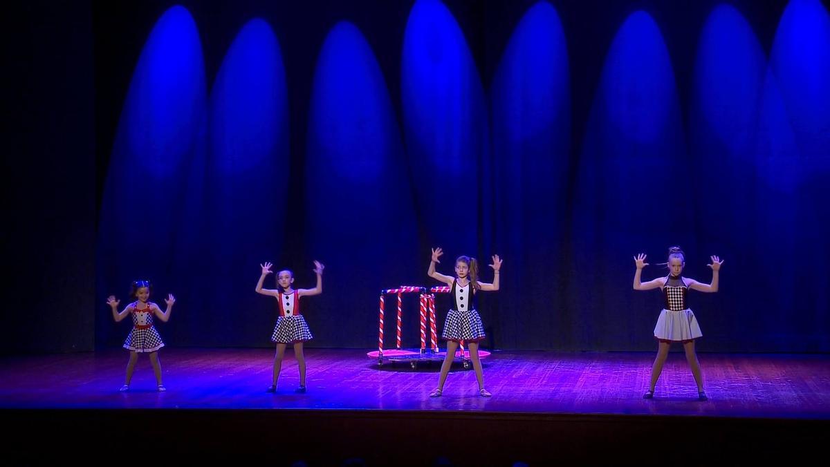 Una actuación del grupo que interpreta &quot;Carousel&quot;, de la Escuela de Danza Inés Núñez.