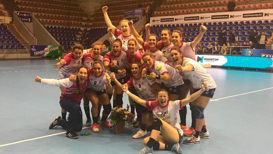 Las jugadoras del Mecalia Guardés celebran la victoria. // FARO