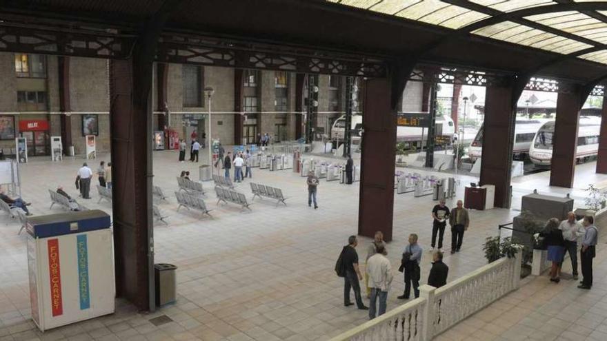 Interior de la estación de tren de San Cristóbal, en A Coruña.