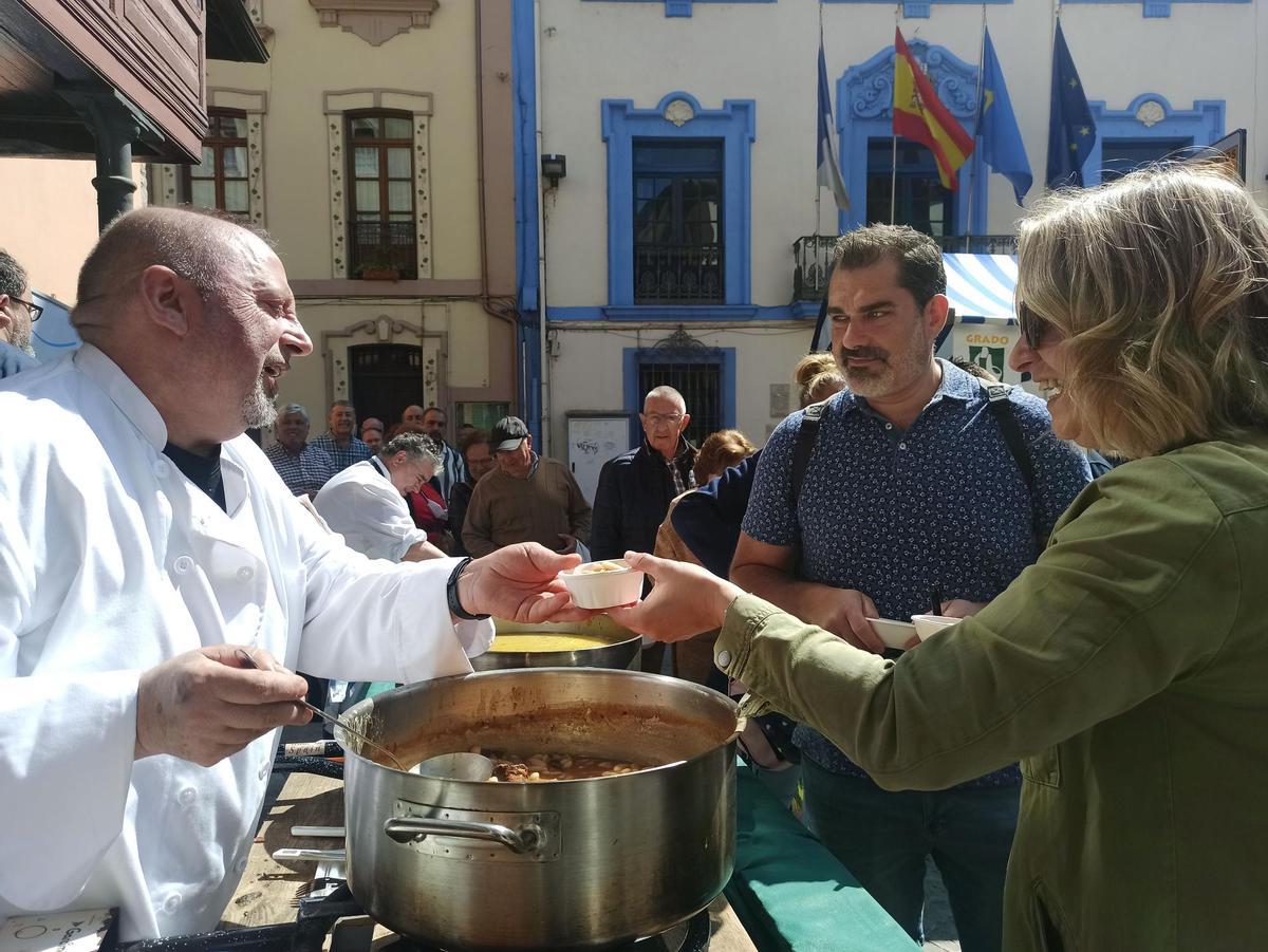 Reparto de fabada en una edición anterior de la Primera Flor de Grado.