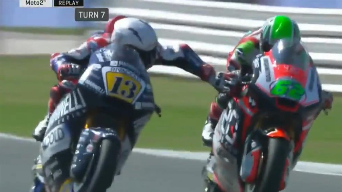 Fenati toca el freno de la moto de Manzi en la carrera de Moto2 de GP de San Marino