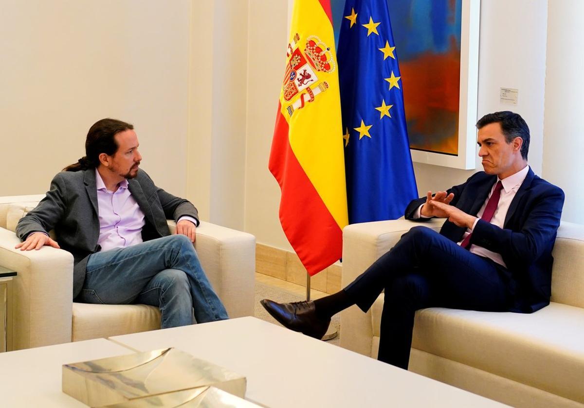 FILE PHOTO: Spain’s acting Prime Minister Pedro Sanchez speaks with Unidas Podemos’ (Together We Can) leader Pablo Iglesias during their meeting at the Moncloa Palace in Madrid, Spain, May 7, 2019. REUTERS/Juan Medina/File Photo