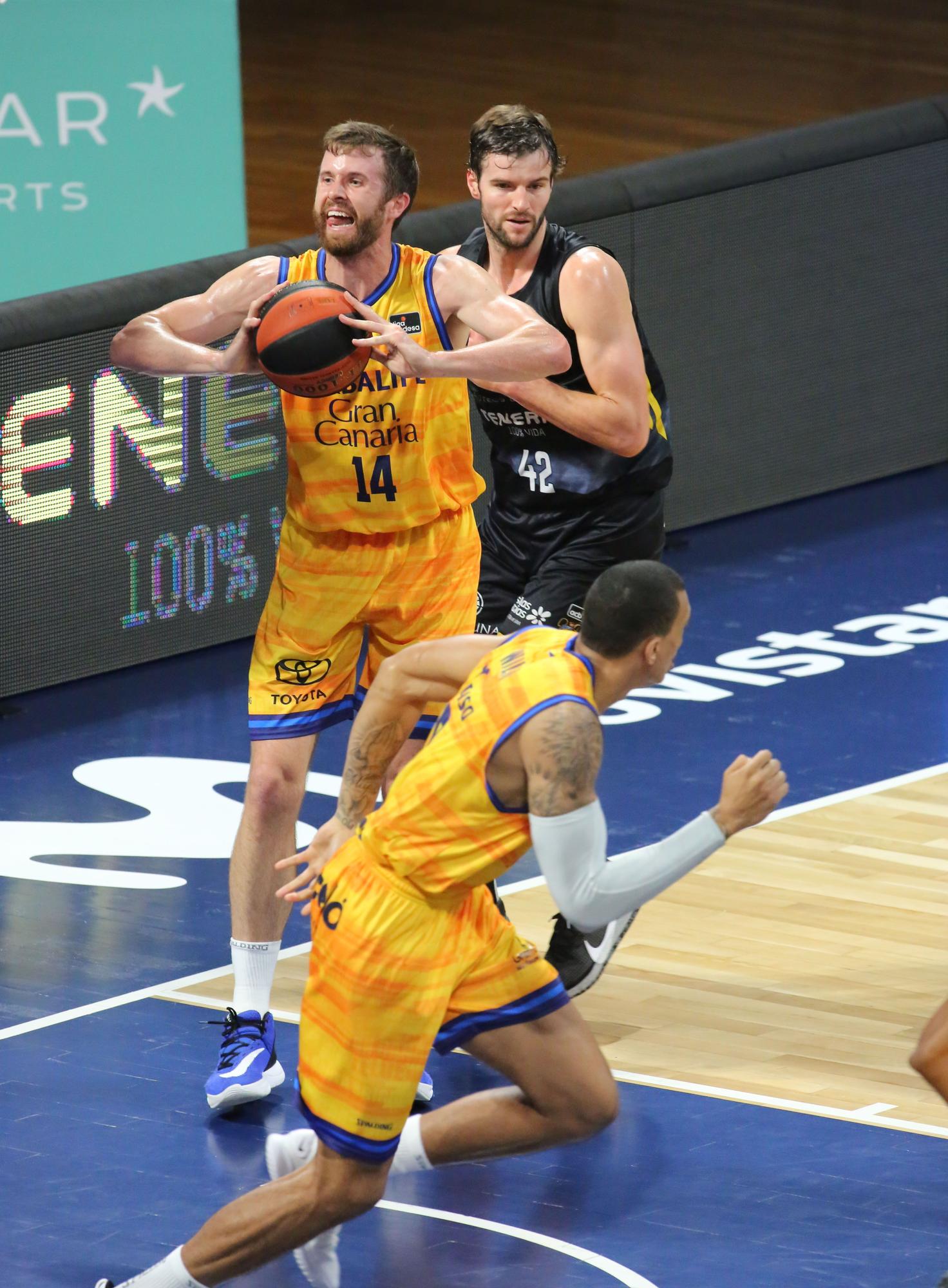 Imágenes del derbi Iberostar Tenerife-Herbalife Gran Canaria