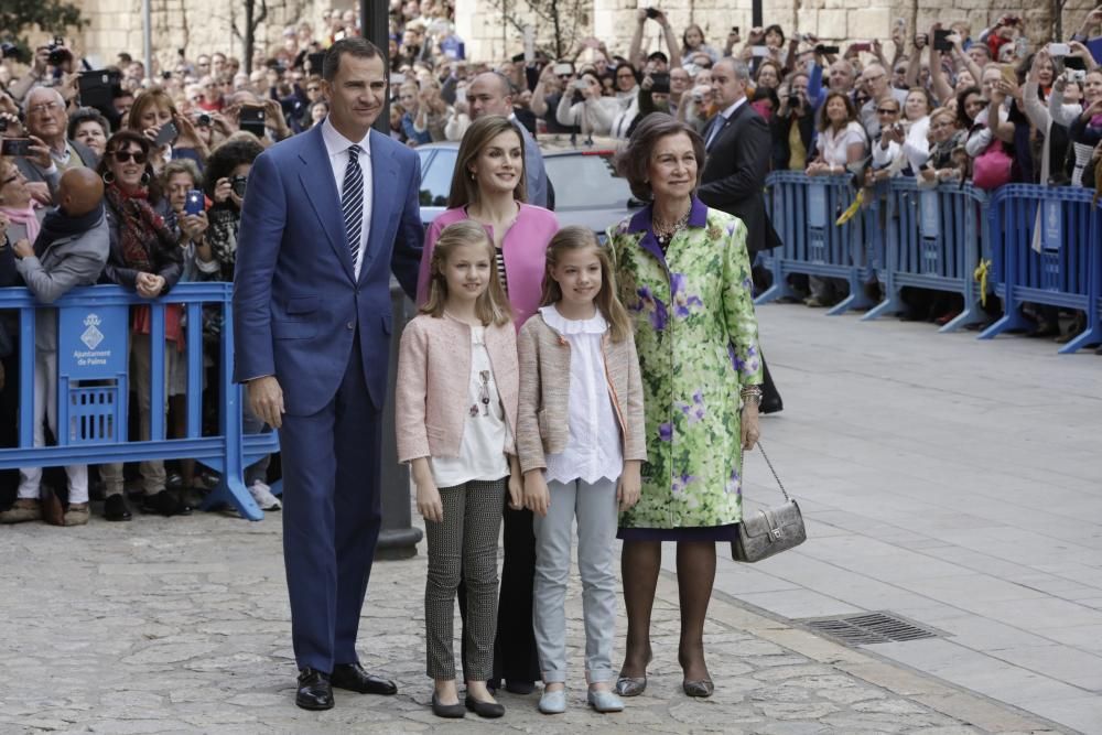 Los Reyes asisten a la misa de Pascua