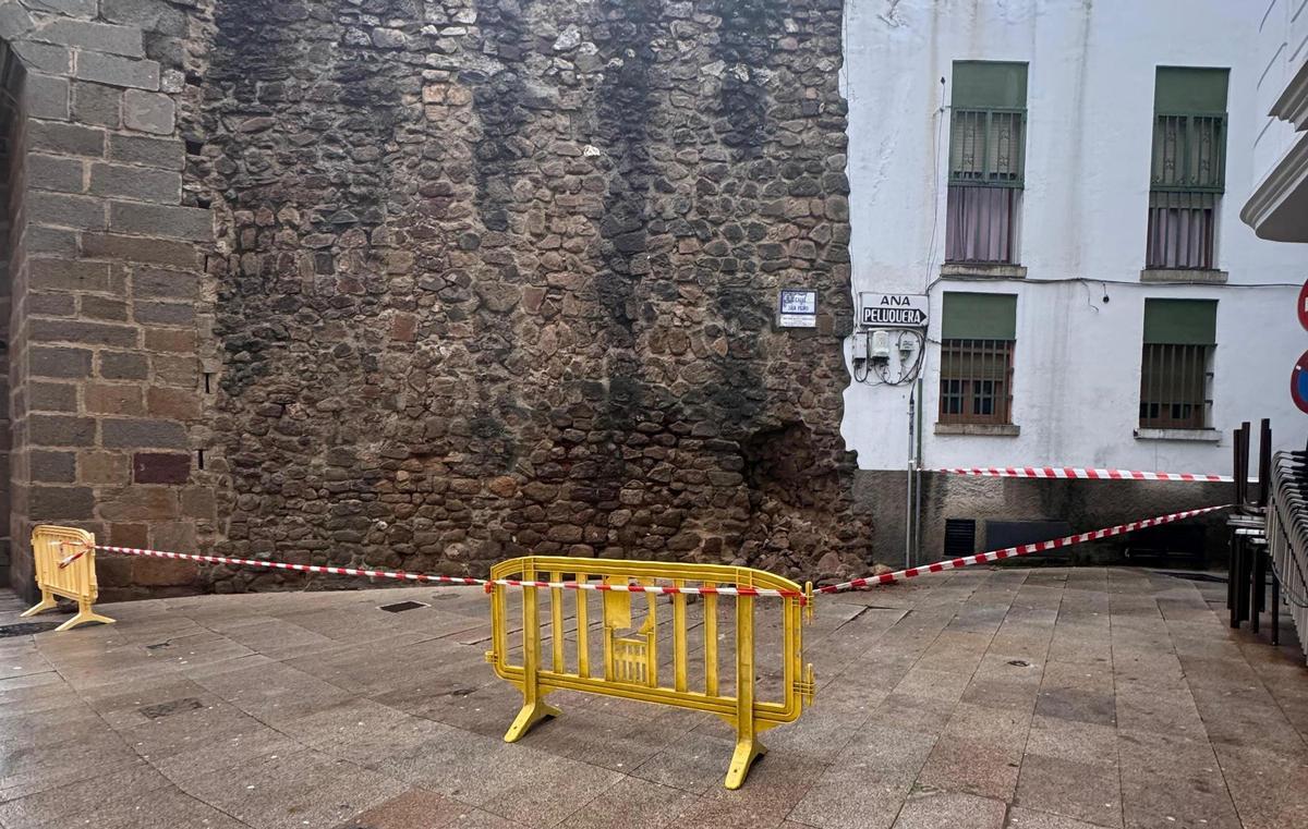 Precinto y vallas en el acceso a la calle San Pedro de Plasencia, junto a la zona del derrumbe.