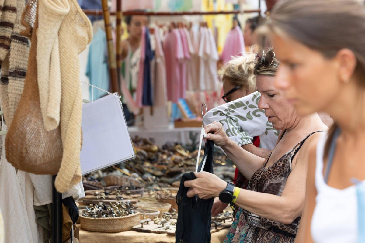 Galería: el mercadillo de Sant Joan en plena temporada de verano