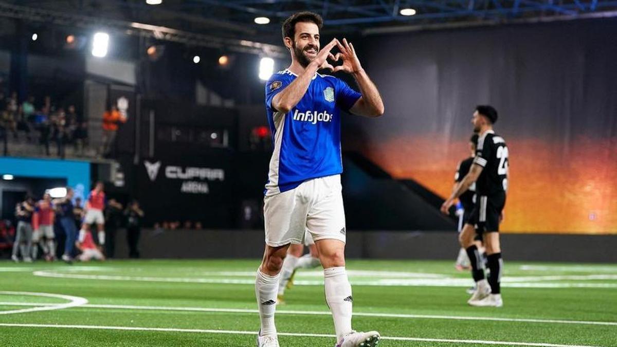 Jordi Ros celebra un gol con El Barrio en la primera parte de la Kings League.