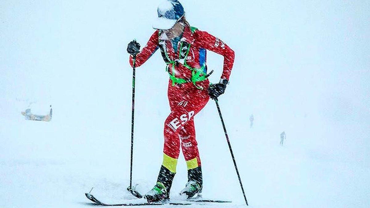 Clàudia Galicia practicando la dura disciplina del esquí de montaña en medio de una intensa nevada