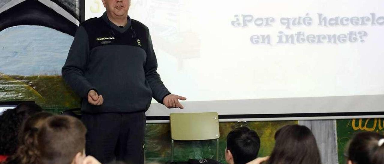 José Ramón Fernández Ledo, en un instante de la charla en el IES Pintor Colmeiro. // Bernabé/Javier Lalín