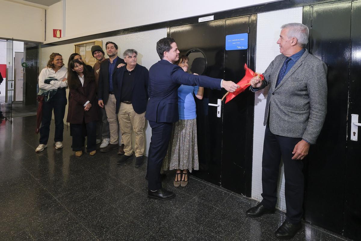Instante en el que se destapó la placa con el nombre de José Miguel Pérez ante familiares, amigos y compañeros.