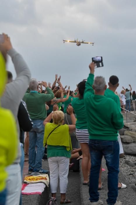 23-08-2019 LAS PALMAS DE GRAN CANARIA. Cadena humana en el paseo de Las Canteras contra el incendio  | 23/08/2019 | Fotógrafo: Andrés Cruz