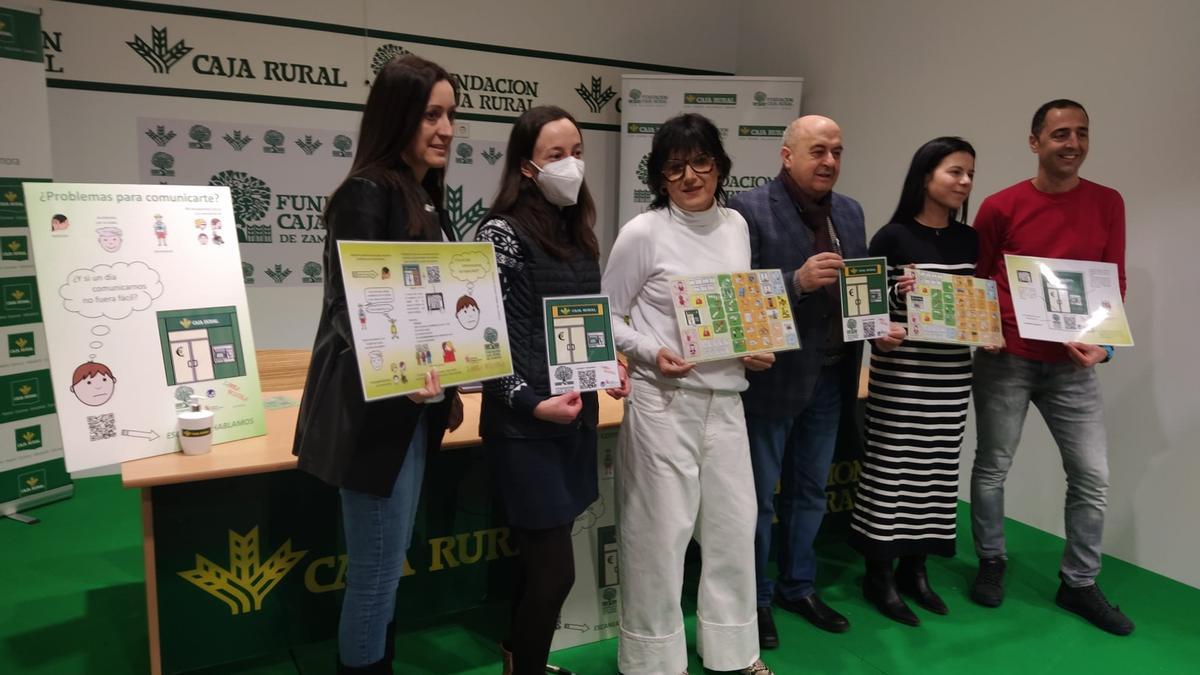 Presentación del código QR para personas con problemas de comunicación en Caja Rural de Zamora