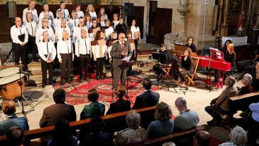 Actuación del coro Alollano en el interior de la iglesia .