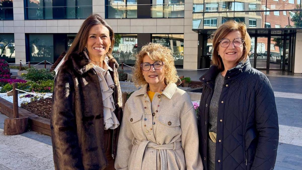 Mariló Limo, en el centro, con la alcaldesa y la edila de Familia.