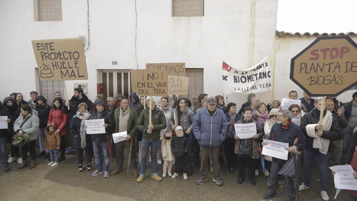 Vecinos del norte del Tera protestando ante el Ayuntamiento de Vega por el proyecto de la planta.