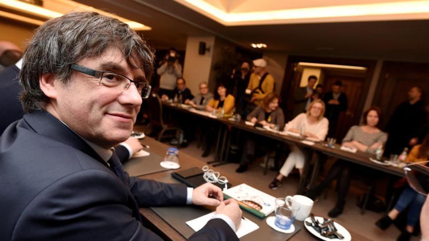 Puigdemont y los diputados de JxCAt en Bruselas.