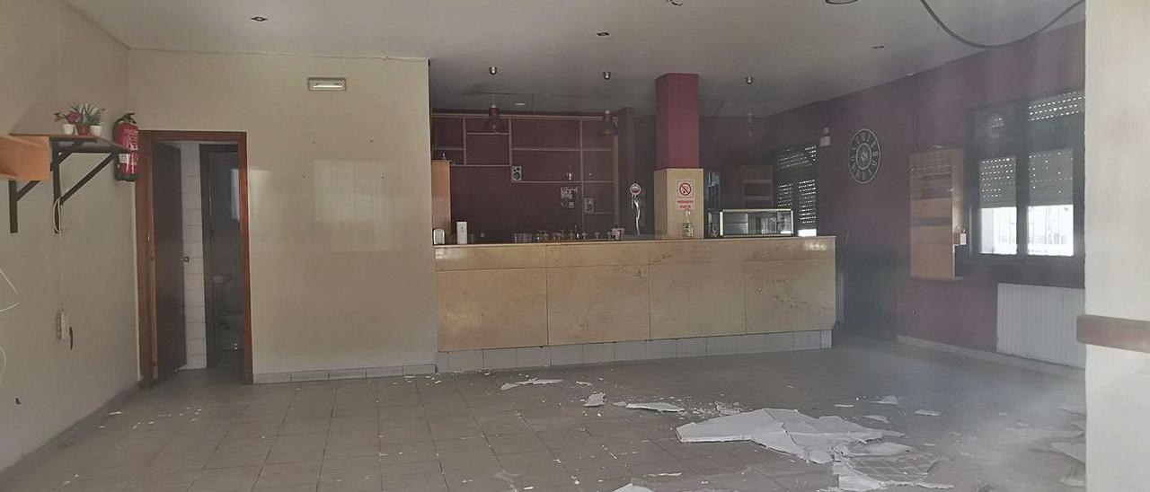 Las instalaciones de la cafetería de la antigua Casa do Mar de Bueu, donde se quiere ubicar el puesto de la Guardia Civil. | // S.ÁLVAREZ