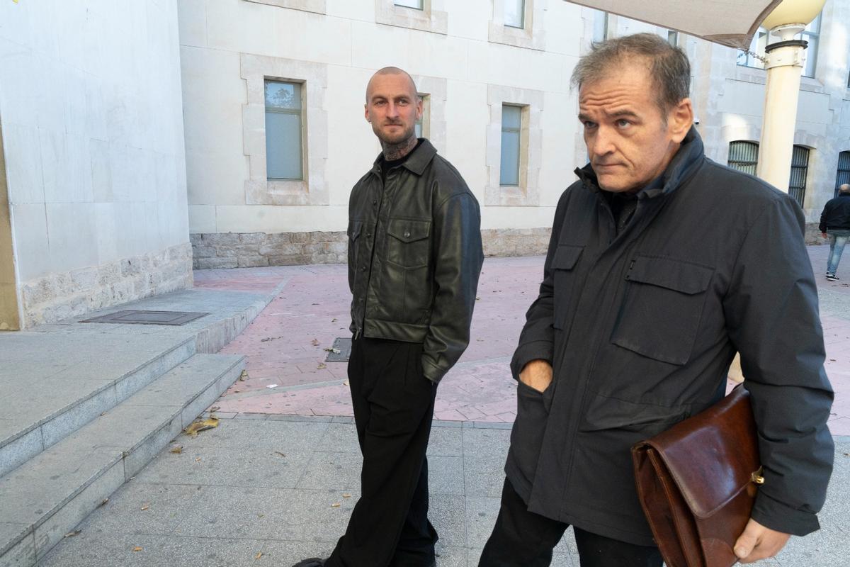El abogado Juan Bautista Díaz Corcuera llega al juzgado con su defendido Michael Wayne Fernández.