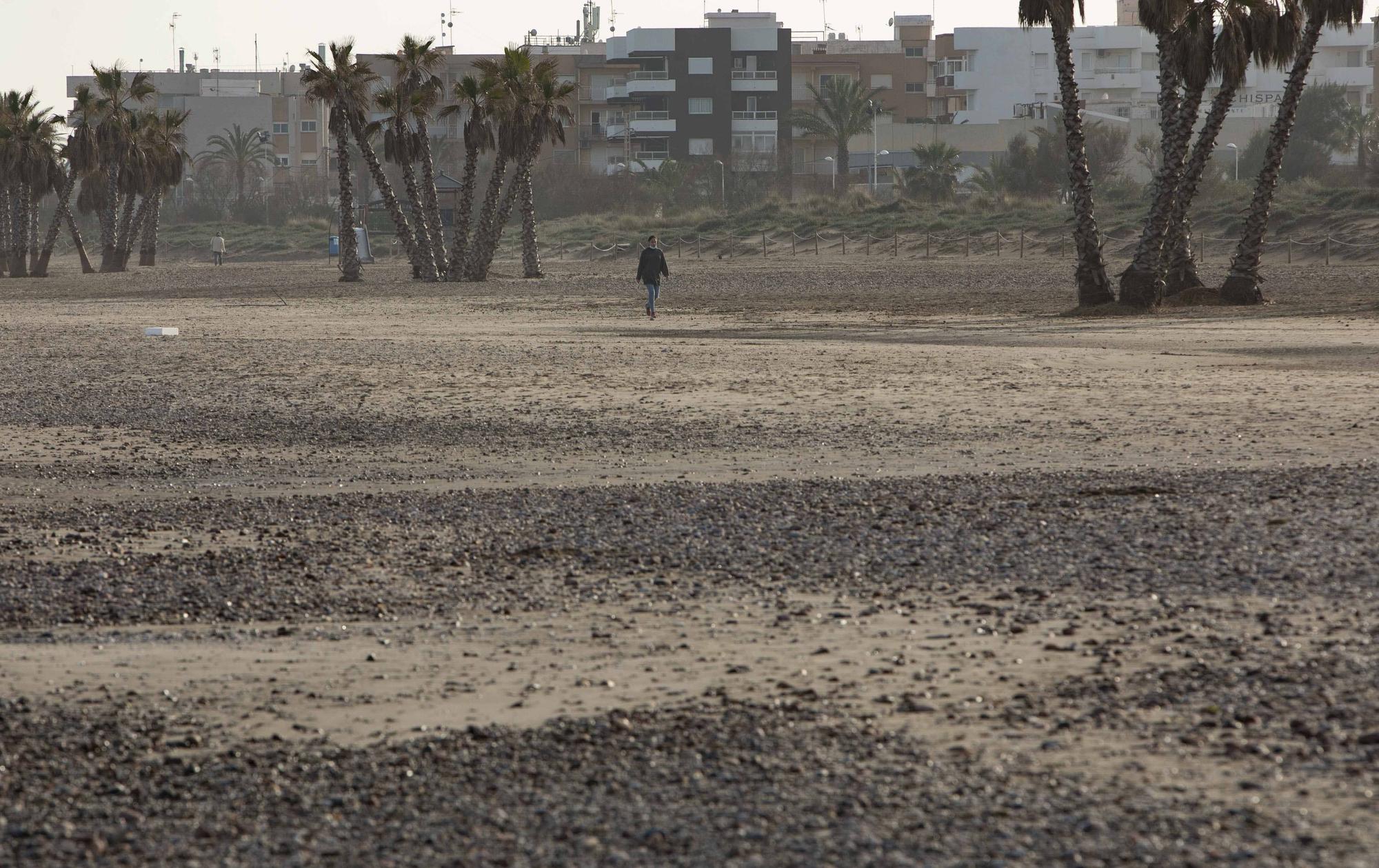 La playa de Canet d'En Berenguer con más piedras que nunca.