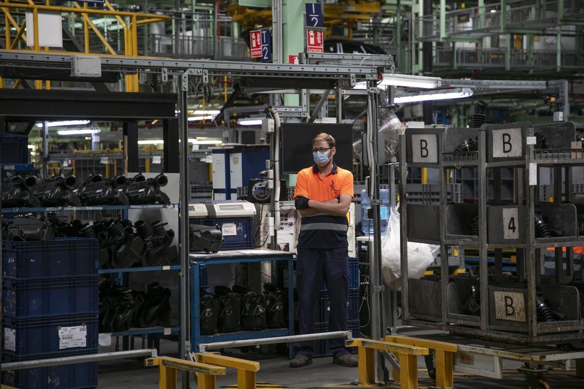 Un trabajador en Ford Almussafes.