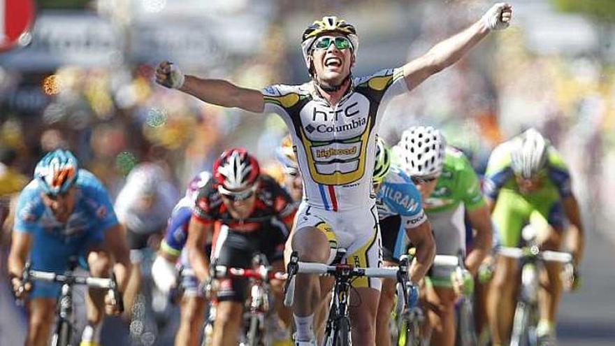 Cavendish celebra ayer su victoria al sprint.