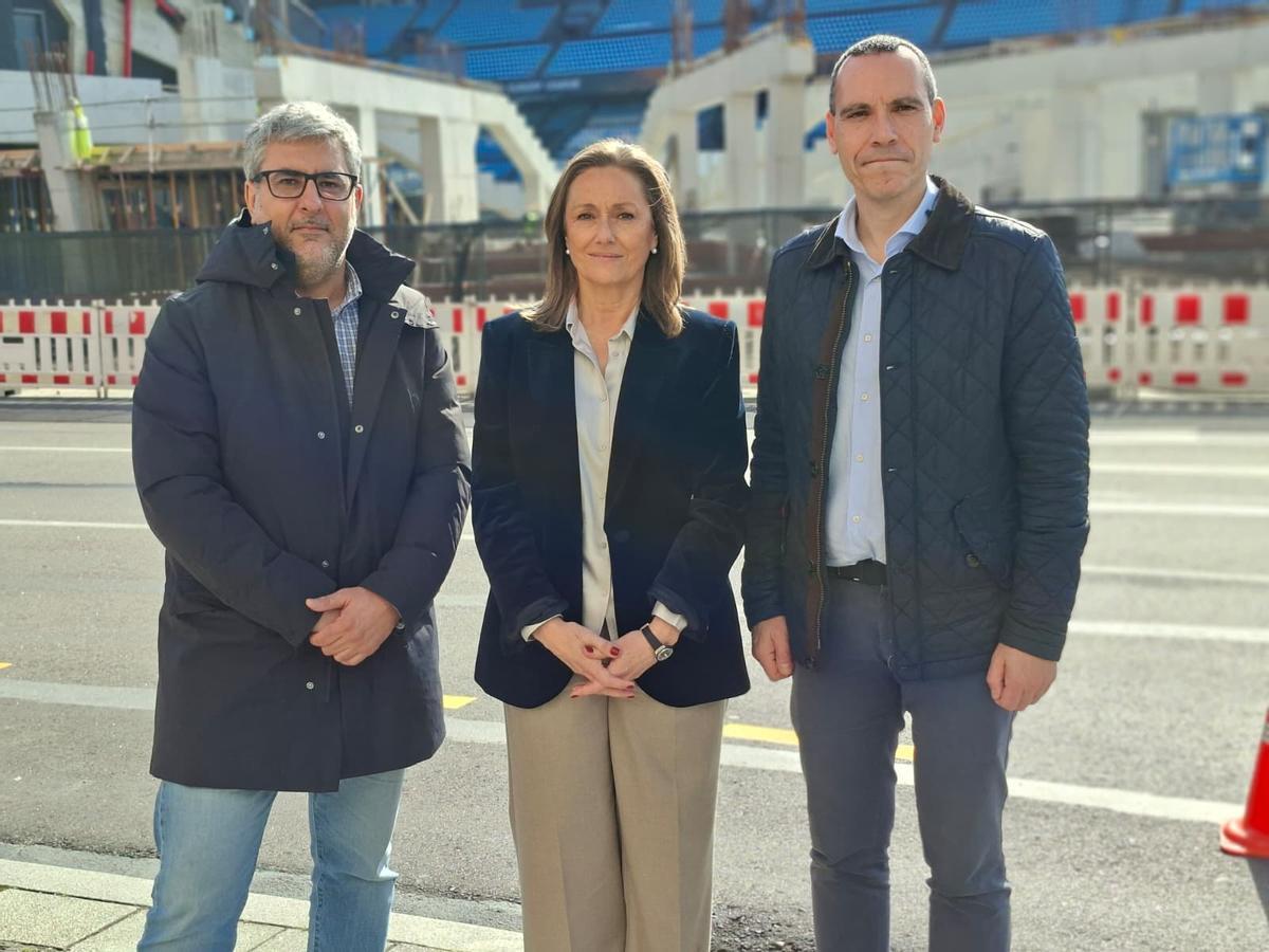 Luisa Sánchez, con Miguel Martín y Fernando Abeijón en una comparecencia en Balaídos.