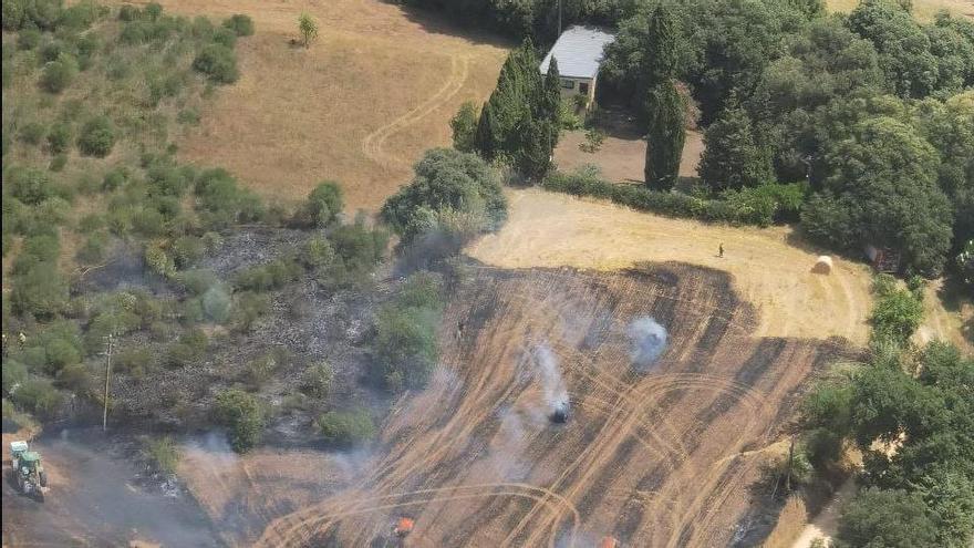 Els Bombers han treballat en un incendi de vegetació agrícola a Ventalló