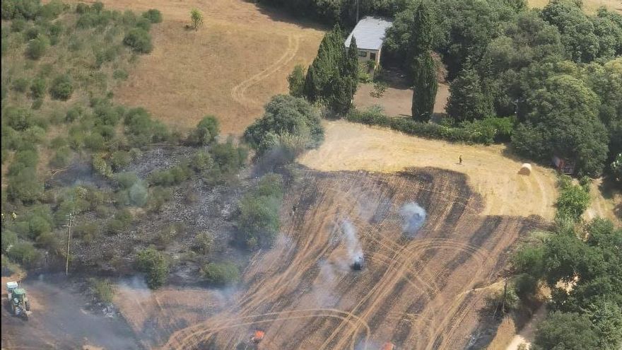 Els Bombers han treballat en un incendi de vegetació agrícola a Ventalló