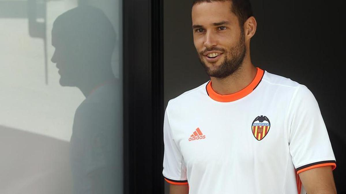 Mario Suárez, con la camiseta del Valencia en el curso 16/17