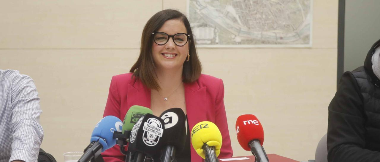 Sandra Gómez, secretaria general de los socialistas valencianos, sonríe en una rueda de prensa.