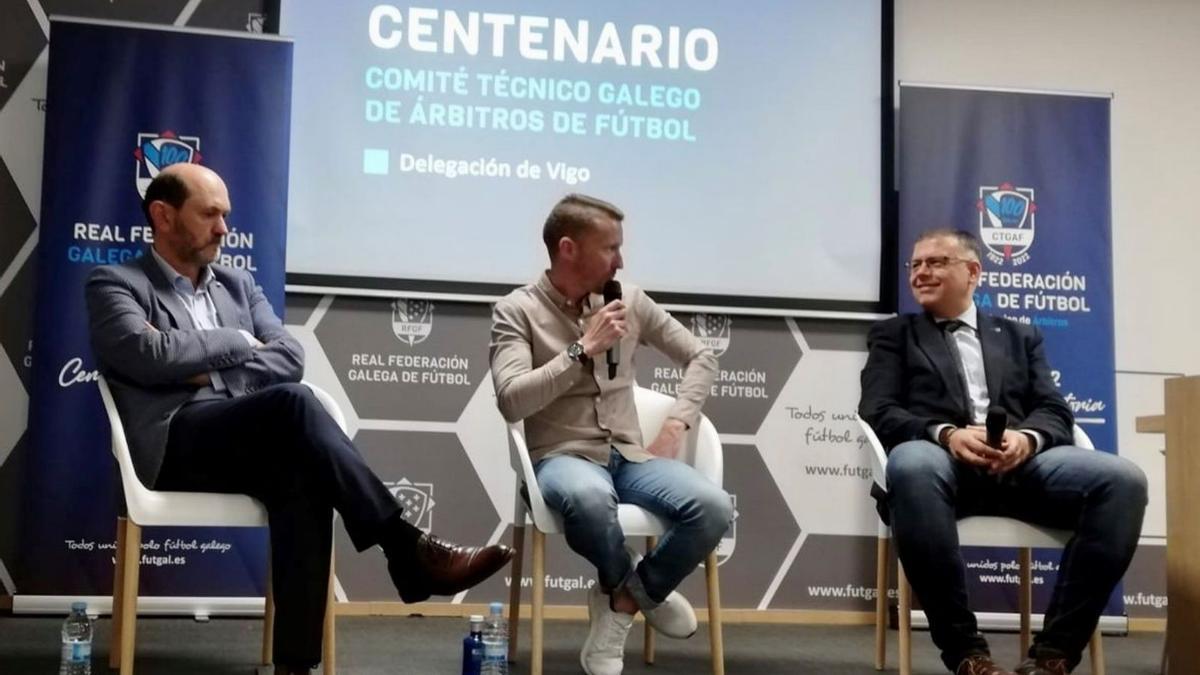 Hernández Hernández, entre Rafa Louzán y Bernardino Vázquez. // FUTGAL