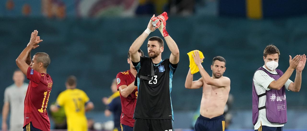 Unai Simón aplaude junto a sus compañeros tras el partido ante Suecia.