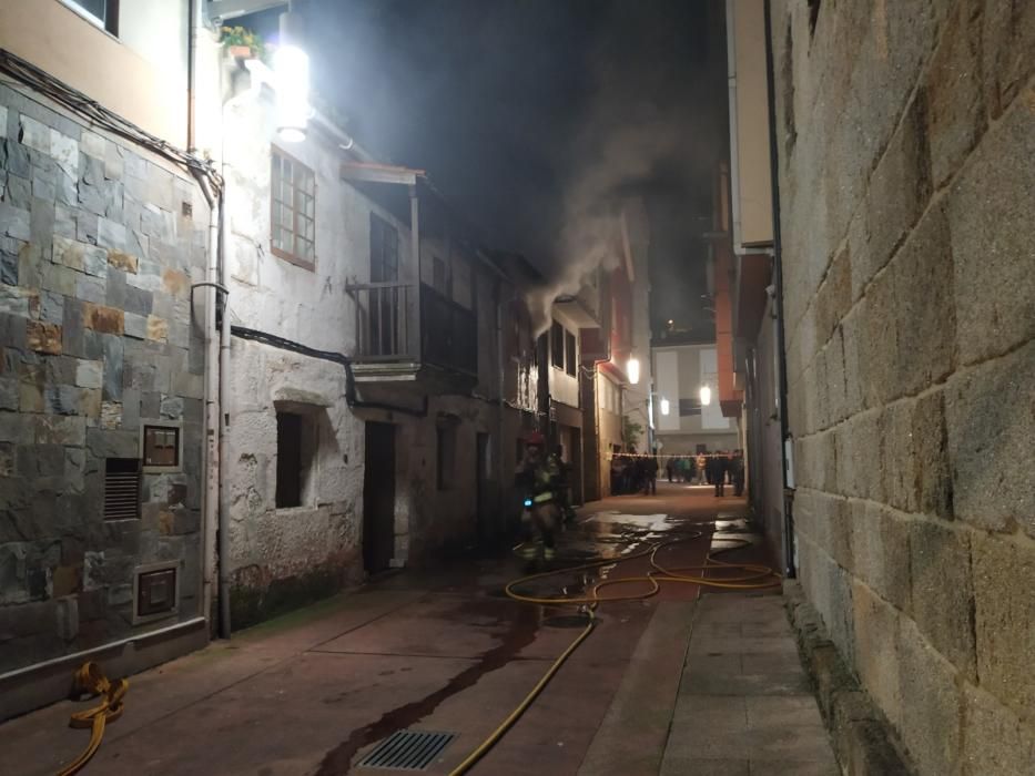 Incendio nocturno en una carpintería de Bueu