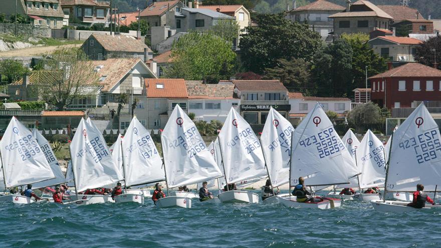 Un momento de una salida de una regata de Optimist de una edición anterior. // FdV