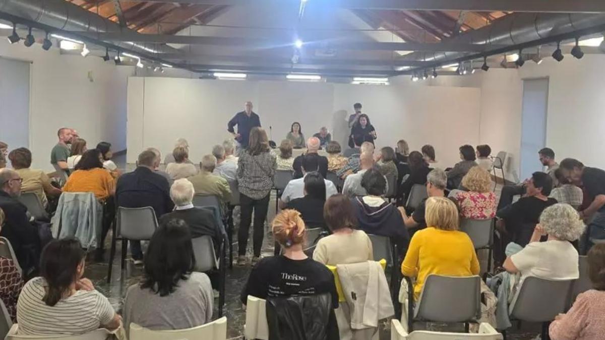 Asistentes a la primera reunión ciudadana para abordar la reconstrucción de Paiporta tras la dana.