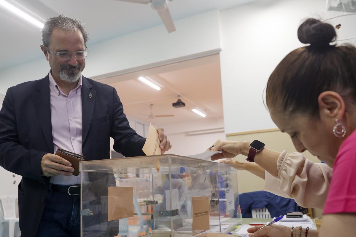 VALENCIA, 28/05/2023.-El candidato de VOX a la presidencia de la Generalitat valenciana, Carlos Flores, en el momento de ejercer su derecho al voto en Valencia.EFE/ Kai Försterling