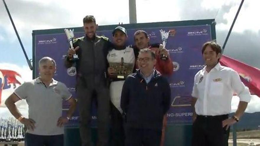 Cristian Escribano, en el segundo escalón del podio, celebra su título nacional de Autocross