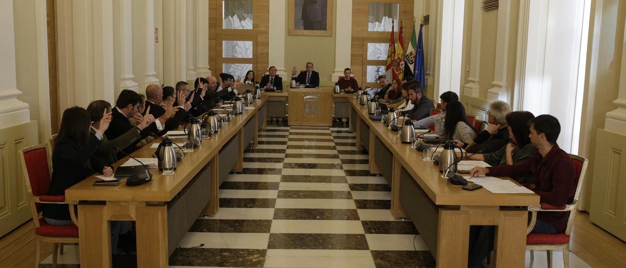 Los concejales de los grupos municipales del PP y Vox votan a favor de los presupuestos del ayuntamiento para 2024.