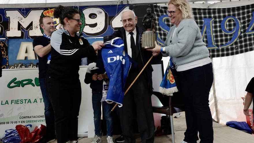 La inmensa emoción de Juan Serrano, el socio número uno del Real Oviedo homenajeado con el &quot;Trofeo Herrerita&quot; a sus 100 años