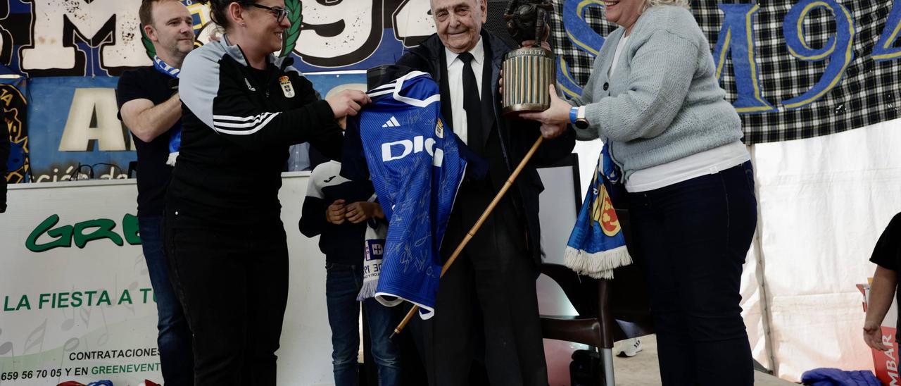 La emoción del socio número 1 del Real Oviedo al ser homenajeado por la afición