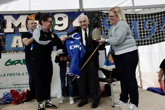 La emoción del socio número 1 del Real Oviedo al ser homenajeado por la afición