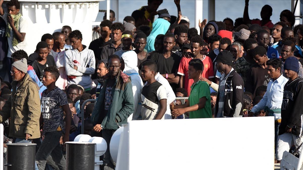 zentauroepp43728754 migrants waiting for disembark from the italian coast ship d180613102509