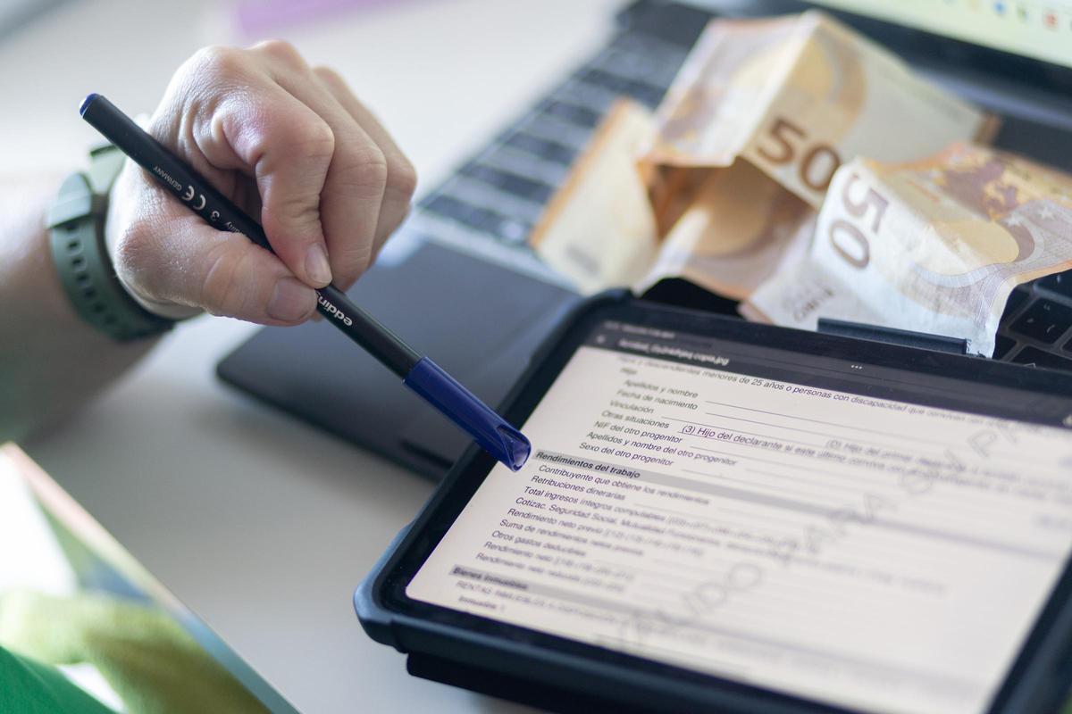 Archivo - Vista de la declaración de la renta en una tablet.