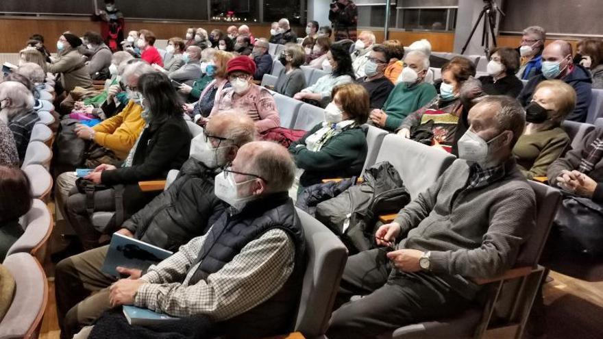 O acto congregou a numeroso público no salón de plenos de Cangas.   | // SANTOS ÁLVAREZ