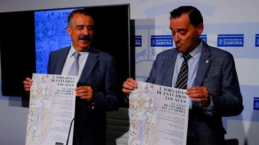 José Luis Bermúdez y Pedro García con el cartel de la actividad.