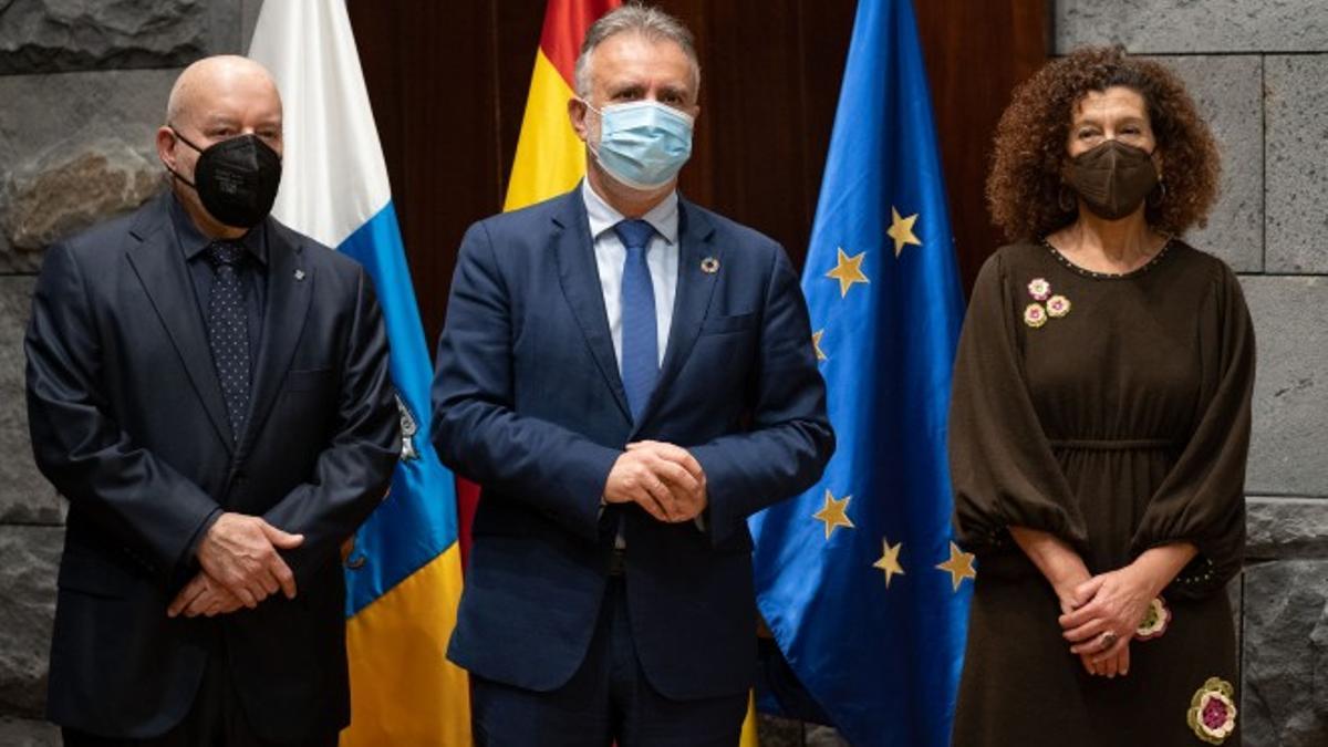 Ángel Víctor Torres (c), con el presidente del CD Tenerife, Miguel Concepción, y su vicepresidenta, Milagros Luis