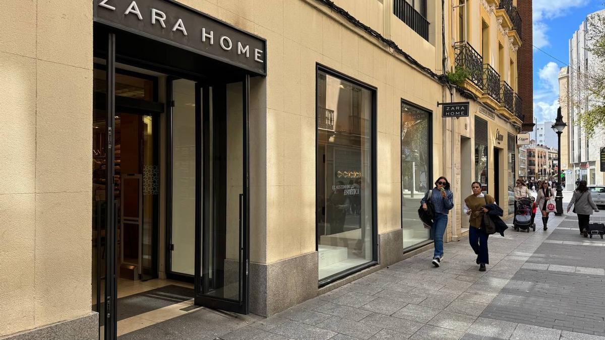 Peatones caminan junto al Zara Home que va a cerrar en la calle Gondomar.
