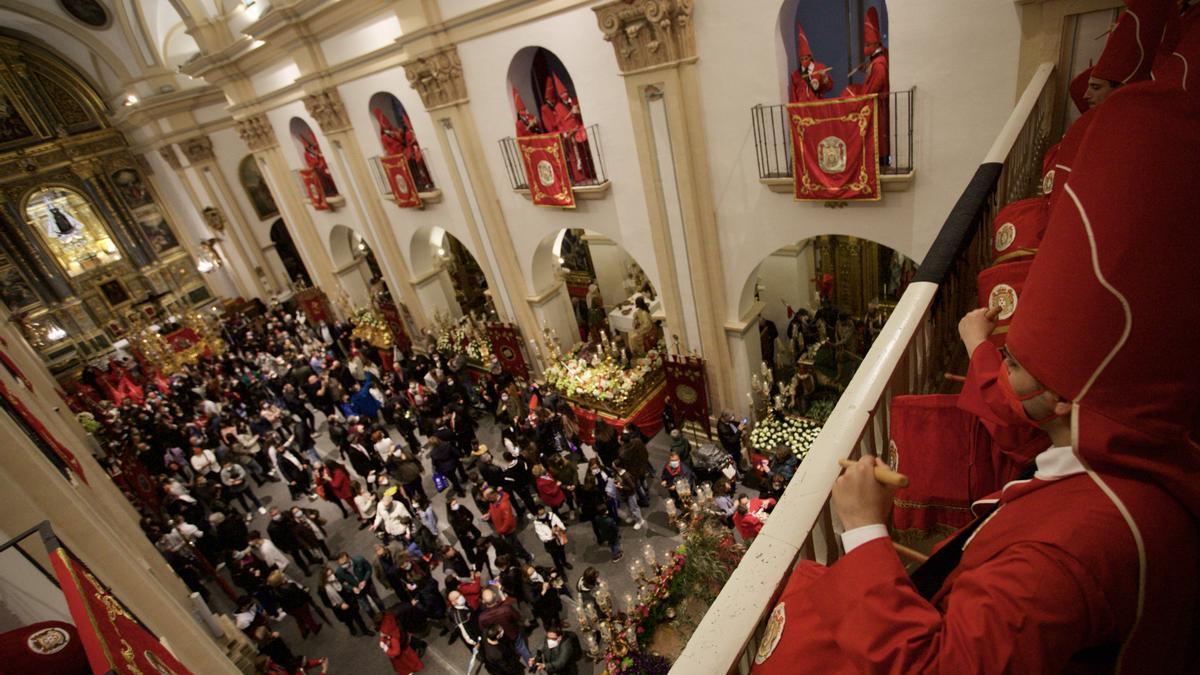 La iglesia del Carmen abrió sus puertas para que los fieles pudieran visitar los tronos